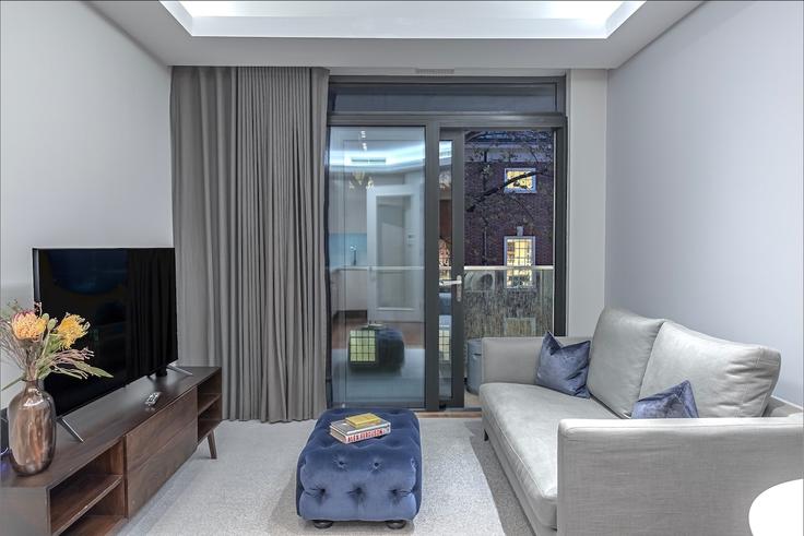 Sala de estar elegantemente projetada com móveis modernos em um apartamento no Building Gray's Inn Road - q-apartments-uk-ltd - 1591055 em London Borough of Camden, London Sala de estar elegantemente projetada com móveis modernos em um apartamento no Building Gray's Inn Road - q-apartments-uk-ltd - 1591055 em London Borough of Camden, London