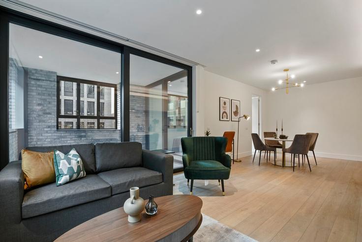 London City of WestminsterのBuilding Whitfield Street - q-apartments-uk-ltd - 1591067のアパートメントにある、モダンな家具を備えたエレガントなデザインのリビングルーム London City of WestminsterのBuilding Whitfield Street - q-apartments-uk-ltd - 1591067のアパートメントにある、モダンな家具を備えたエレガントなデザインのリビングルーム