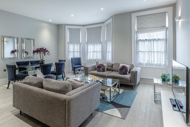 Elegante sala de estar con mobiliario moderno en un apartamento en Building Green Street - q-apartments-uk-ltd - 1591063 en City of Westminster, London Elegante sala de estar con mobiliario moderno en un apartamento en Building Green Street - q-apartments-uk-ltd - 1591063 en City of Westminster, London