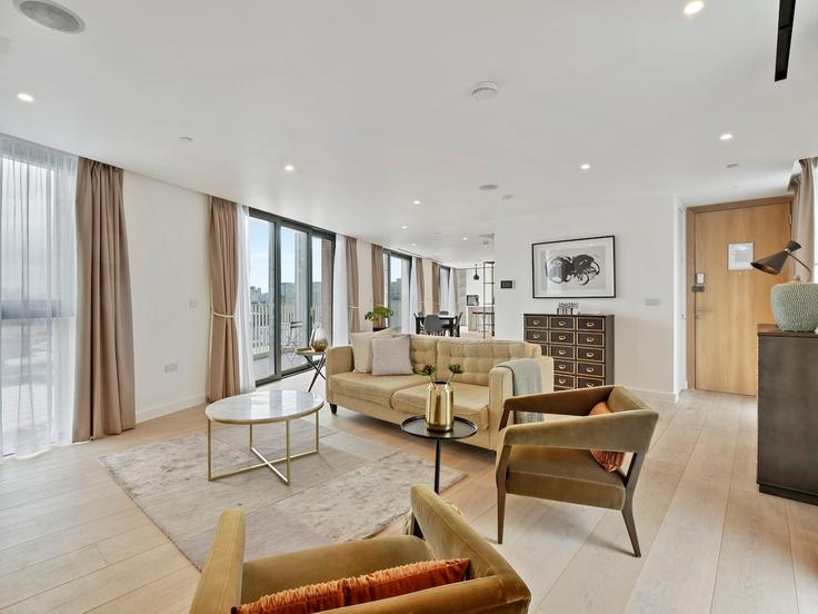 Salle de séjour élégante avec mobilier moderne dans un appartement à Building Southwark Street - q-apartments-uk-ltd - 1591089 à London Borough of Southwark, London