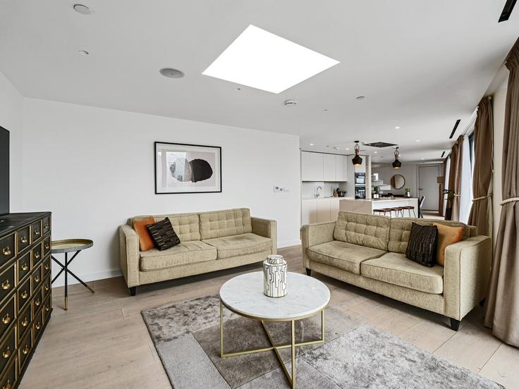Salle de séjour élégante avec mobilier moderne dans un appartement à Building Southwark Street - q-apartments-uk-ltd - 1591068 à London Borough of Southwark, London
