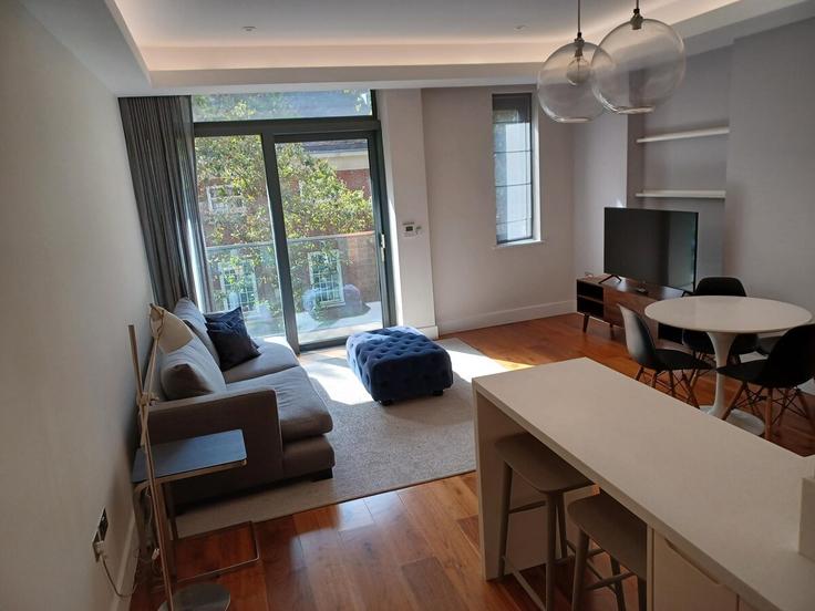 Sala de estar elegantemente projetada com móveis modernos em um apartamento no Building Gray's Inn Road - q-apartments-uk-ltd - 1591069 em London Borough of Camden, London Sala de estar elegantemente projetada com móveis modernos em um apartamento no Building Gray's Inn Road - q-apartments-uk-ltd - 1591069 em London Borough of Camden, London