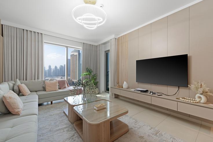 Building Downtown Views 2, Tower 2 - qasiralhamra - 1057557 - DXB adresindeki bir dairede modern mobilyalarla zarif bir şekilde tasarlanmış oturma odası Za'abeel, Dubai