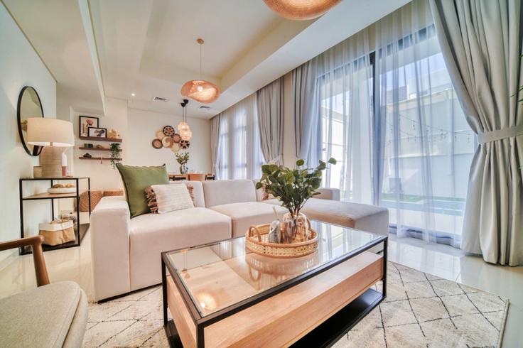 Building Damac Hills 2 - qasiralhamra - 1057558 - DXB adresindeki bir dairede modern mobilyalarla zarif bir şekilde tasarlanmış oturma odası Madinat Hind 4, Dubai Building Damac Hills 2 - qasiralhamra - 1057558 - DXB adresindeki bir dairede modern mobilyalarla zarif bir şekilde tasarlanmış oturma odası Madinat Hind 4, Dubai