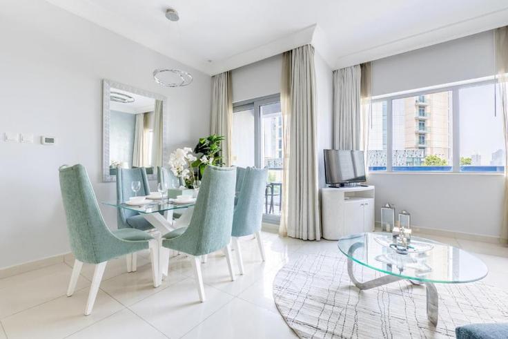 Elegant gestaltetes Wohnzimmer mit moderner Einrichtung in einer Wohnung im Building Tariaq Bedon Esm - qstay - 1514479 in Burj Khalifa, Dubai Elegant gestaltetes Wohnzimmer mit moderner Einrichtung in einer Wohnung im Building Tariaq Bedon Esm - qstay - 1514479 in Burj Khalifa, Dubai