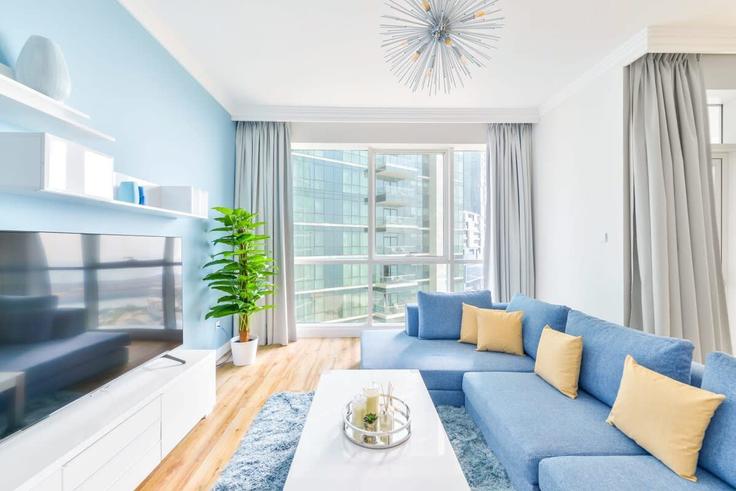 Elegant gestaltetes Wohnzimmer mit moderner Einrichtung in einer Wohnung im Building Tariaq Bedon Esm - qstay - 1514486 in Dubai Marina, Dubai Elegant gestaltetes Wohnzimmer mit moderner Einrichtung in einer Wohnung im Building Tariaq Bedon Esm - qstay - 1514486 in Dubai Marina, Dubai