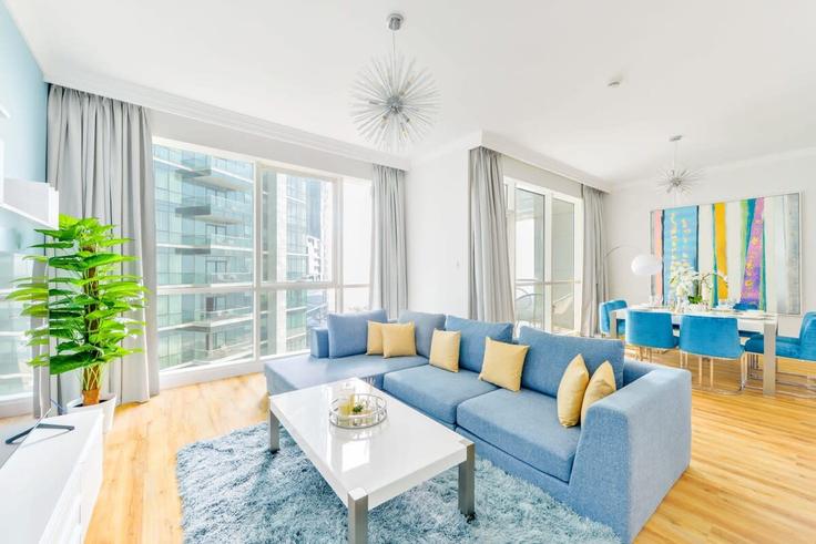 Sala de estar elegantemente projetada com móveis modernos em um apartamento no Building Tariaq Bedon Esm - qstay - 1514486 em Dubai Marina, Dubai