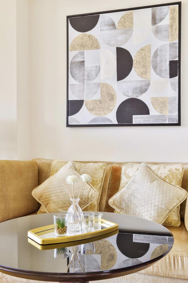 Elegante sala de estar con mobiliario moderno en un apartamento en Building Braih St - qstay - 1514476 en Dubai Marina, Dubai Elegante sala de estar con mobiliario moderno en un apartamento en Building Braih St - qstay - 1514476 en Dubai Marina, Dubai