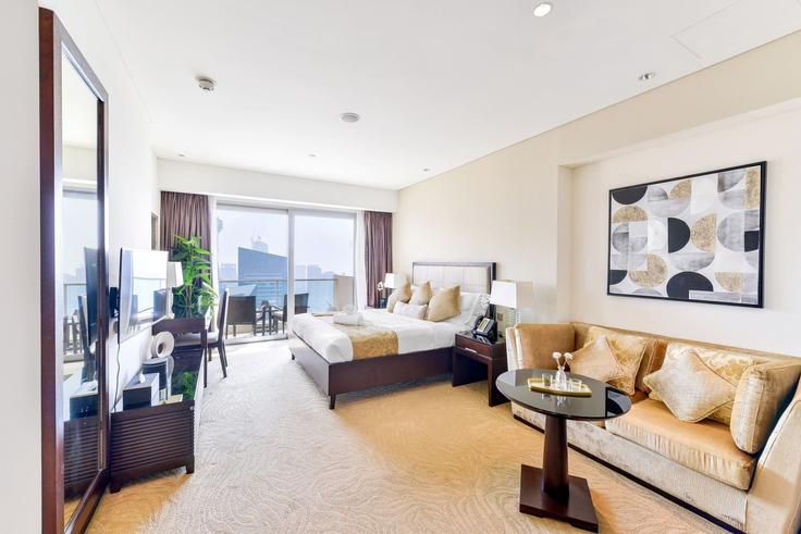 Building Braih St - qstay - 1514476 adresindeki bir dairede modern mobilyalarla zarif bir şekilde tasarlanmış oturma odası Dubai Marina, Dubai