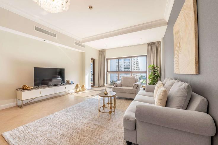 Elegant gestaltetes Wohnzimmer mit moderner Einrichtung in einer Wohnung im Building Palm Jumeirah Rd - qstay - 1514484 in The Palm Jumeirah, Dubai Elegant gestaltetes Wohnzimmer mit moderner Einrichtung in einer Wohnung im Building Palm Jumeirah Rd - qstay - 1514484 in The Palm Jumeirah, Dubai