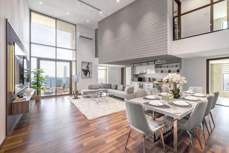 Elegant gestaltetes Wohnzimmer mit moderner Einrichtung in einer Wohnung im Building Al Sayorah Street - qstay - 1514490 in Dubai Marina, Dubai Elegant gestaltetes Wohnzimmer mit moderner Einrichtung in einer Wohnung im Building Al Sayorah Street - qstay - 1514490 in Dubai Marina, Dubai