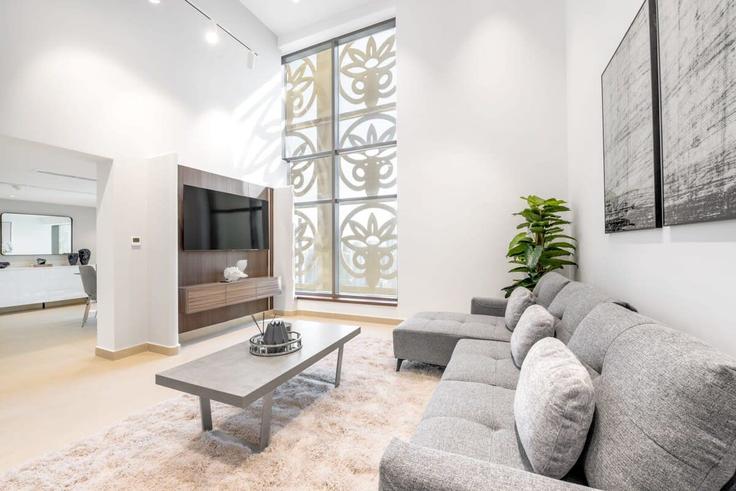 Elegante sala de estar con mobiliario moderno en un apartamento en Building Al Sayorah Street - qstay - 1514487 en Dubai Marina, Dubai Elegante sala de estar con mobiliario moderno en un apartamento en Building Al Sayorah Street - qstay - 1514487 en Dubai Marina, Dubai