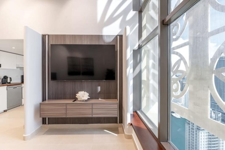 Dubai Marina, Dubai에 위치한 Building Al Sayorah Street - qstay - 1514487 유닛의 세련된 인테리어가 돋보이는 거실 Dubai Marina, Dubai에 위치한 Building Al Sayorah Street - qstay - 1514487 유닛의 세련된 인테리어가 돋보이는 거실