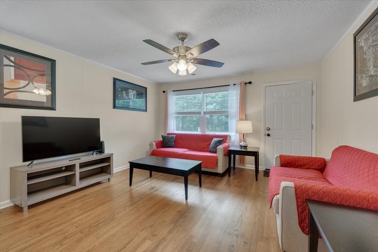 Durham DurhamのBuilding Parthenia Drive - quantum-suites - 1388444のアパートメントにある、モダンな家具を備えたエレガントなデザインのリビングルーム