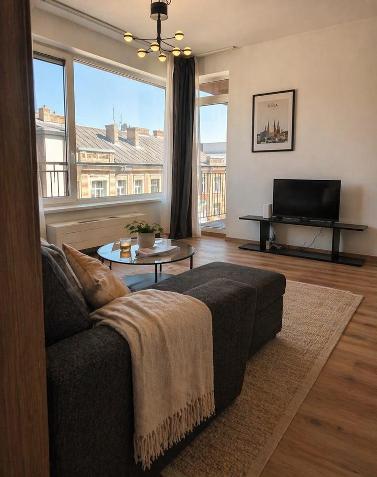 Elegant gestaltetes Wohnzimmer mit moderner Einrichtung in einer Wohnung im Building Mindaugo gatvė - quarterstays - 1647993 in Vilnius, Vilnius