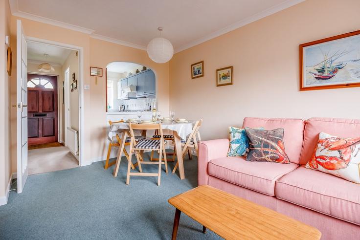 Salle de séjour élégante avec mobilier moderne dans un appartement à Building Lander Close - quay-holidays - 1695680 à Poole, Poole