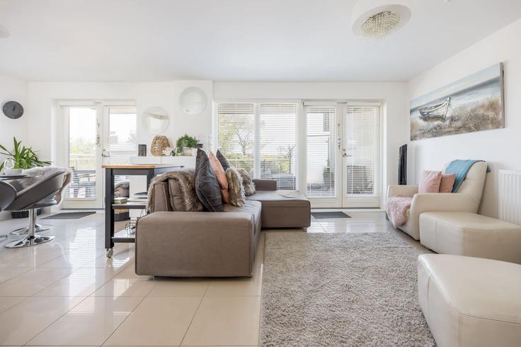 Elegant gestaltetes Wohnzimmer mit moderner Einrichtung in einer Wohnung im Building Kerley Road - quay-holidays - 1695617 in Bournemouth, Bournemouth Elegant gestaltetes Wohnzimmer mit moderner Einrichtung in einer Wohnung im Building Kerley Road - quay-holidays - 1695617 in Bournemouth, Bournemouth