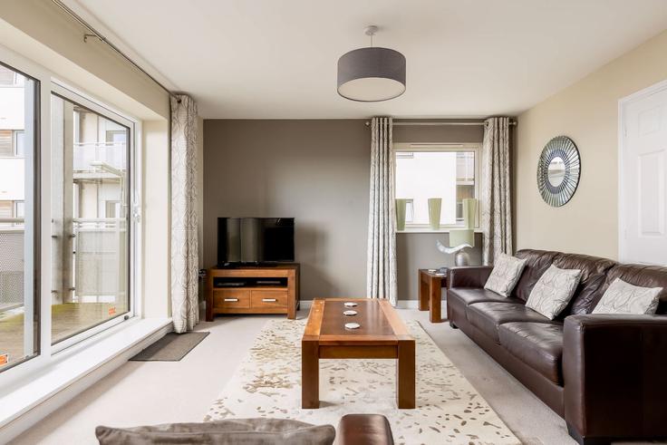 Elegant gestaltetes Wohnzimmer mit moderner Einrichtung in einer Wohnung im Building Stone Close - quay-holidays - 1695674 in Poole, Poole Elegant gestaltetes Wohnzimmer mit moderner Einrichtung in einer Wohnung im Building Stone Close - quay-holidays - 1695674 in Poole, Poole