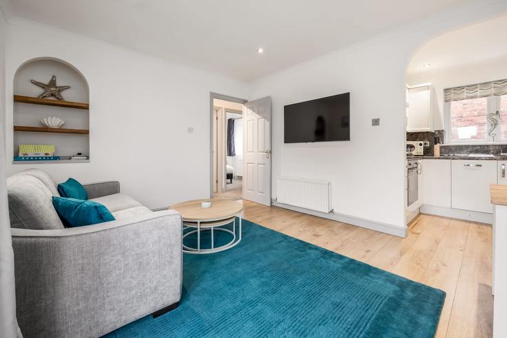 Elegant gestaltetes Wohnzimmer mit moderner Einrichtung in einer Wohnung im Building Catalina Drive - quay-holidays - 1695630 in Poole, Poole