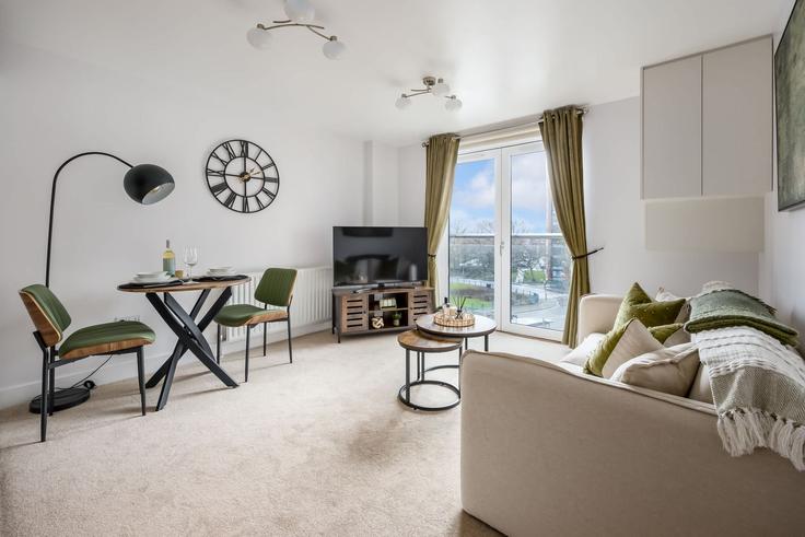 Elegant gestaltetes Wohnzimmer mit moderner Einrichtung in einer Wohnung im Building High Street - quay-holidays - 1695678 in Poole, Poole Elegant gestaltetes Wohnzimmer mit moderner Einrichtung in einer Wohnung im Building High Street - quay-holidays - 1695678 in Poole, Poole