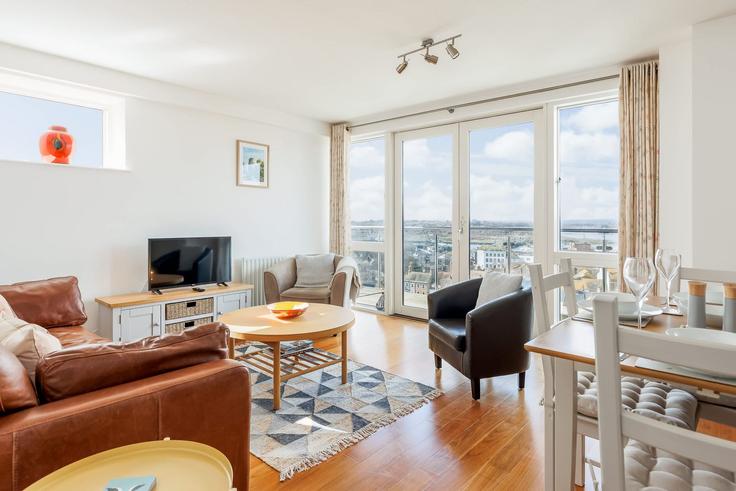 Salle de séjour élégante avec mobilier moderne dans un appartement à Building High Street - quay-holidays - 1695618 à Poole, Poole Salle de séjour élégante avec mobilier moderne dans un appartement à Building High Street - quay-holidays - 1695618 à Poole, Poole