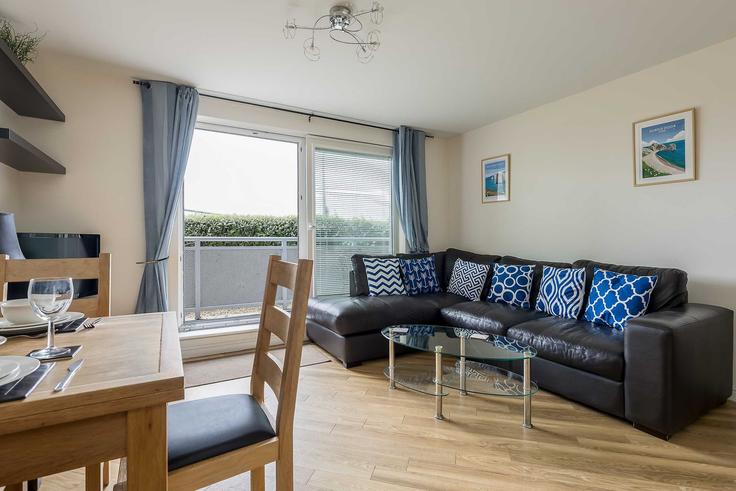 Elegant gestaltetes Wohnzimmer mit moderner Einrichtung in einer Wohnung im Building Stone Close - quay-holidays - 1695712 in Poole, Poole Elegant gestaltetes Wohnzimmer mit moderner Einrichtung in einer Wohnung im Building Stone Close - quay-holidays - 1695712 in Poole, Poole