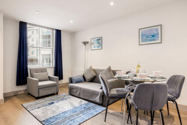 Elegant gestaltetes Wohnzimmer mit moderner Einrichtung in einer Wohnung im Building Old Orchard - quay-holidays - 1695613 in Poole, Poole Elegant gestaltetes Wohnzimmer mit moderner Einrichtung in einer Wohnung im Building Old Orchard - quay-holidays - 1695613 in Poole, Poole