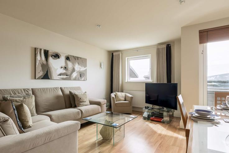 Salle de séjour élégante avec mobilier moderne dans un appartement à Building 93 Dolphin Quays - quay-holidays - 1695698 à Poole, Poole Salle de séjour élégante avec mobilier moderne dans un appartement à Building 93 Dolphin Quays - quay-holidays - 1695698 à Poole, Poole