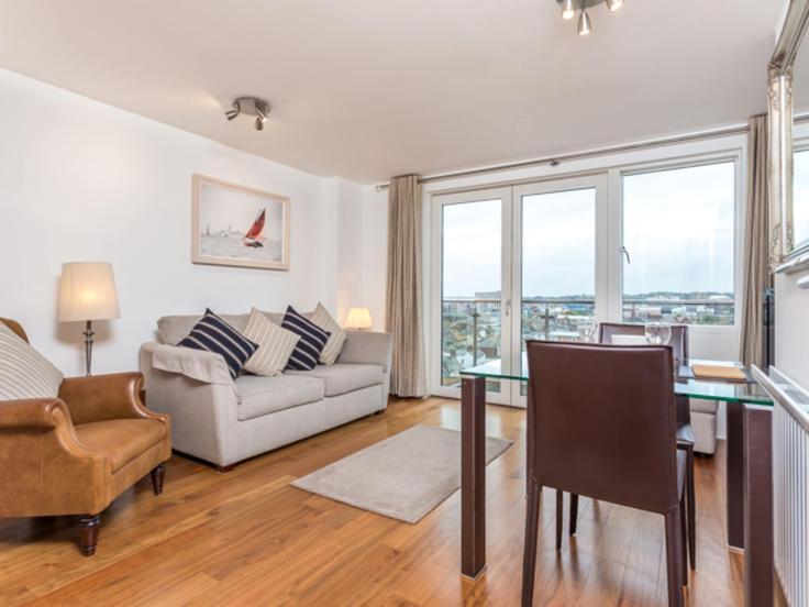 Elegant gestaltetes Wohnzimmer mit moderner Einrichtung in einer Wohnung im Building 801 Orchard Plaza - quay-holidays - 1695711 in Poole, Poole Elegant gestaltetes Wohnzimmer mit moderner Einrichtung in einer Wohnung im Building 801 Orchard Plaza - quay-holidays - 1695711 in Poole, Poole