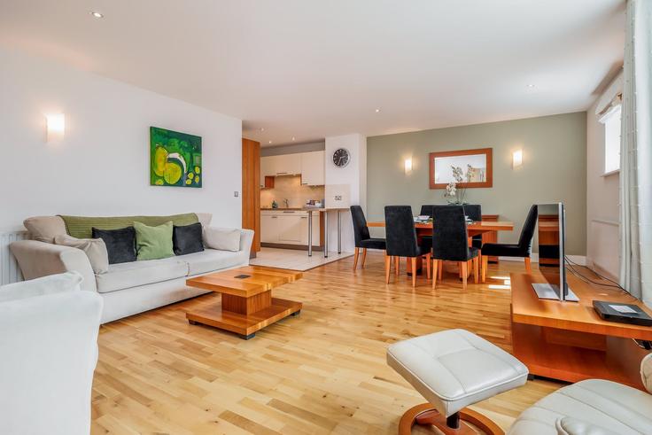 Sala de estar elegantemente projetada com móveis modernos em um apartamento no Building 72 Dolphin Quays - quay-holidays - 1695692 em Poole, Poole Sala de estar elegantemente projetada com móveis modernos em um apartamento no Building 72 Dolphin Quays - quay-holidays - 1695692 em Poole, Poole