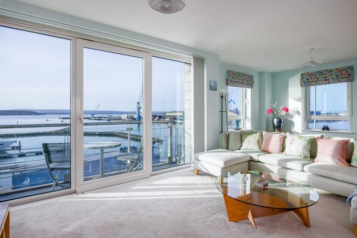 Building Dolphin Quays - quay-holidays - 1695644 adresindeki bir dairede modern mobilyalarla zarif bir şekilde tasarlanmış oturma odası Poole, Poole Building Dolphin Quays - quay-holidays - 1695644 adresindeki bir dairede modern mobilyalarla zarif bir şekilde tasarlanmış oturma odası Poole, Poole