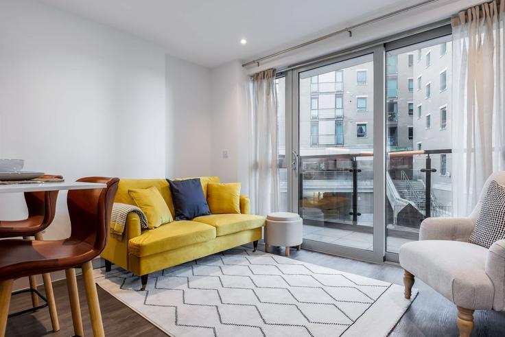 Elegant gestaltetes Wohnzimmer mit moderner Einrichtung in einer Wohnung im Building Drake Road - quay-holidays - 1695683 in Poole, Poole Elegant gestaltetes Wohnzimmer mit moderner Einrichtung in einer Wohnung im Building Drake Road - quay-holidays - 1695683 in Poole, Poole