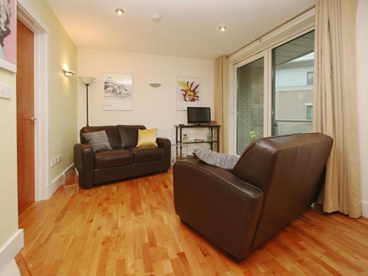 Sala de estar elegantemente projetada com móveis modernos em um apartamento no Building 48 Dolphin Quays - quay-holidays - 1695682 em Poole, Poole Sala de estar elegantemente projetada com móveis modernos em um apartamento no Building 48 Dolphin Quays - quay-holidays - 1695682 em Poole, Poole