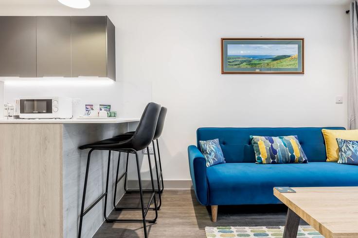 Elegant gestaltetes Wohnzimmer mit moderner Einrichtung in einer Wohnung im Building Old Orchard - quay-holidays - 1695637 in Poole, Poole Elegant gestaltetes Wohnzimmer mit moderner Einrichtung in einer Wohnung im Building Old Orchard - quay-holidays - 1695637 in Poole, Poole
