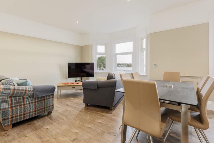 Sala de estar elegantemente projetada com móveis modernos em um apartamento no Building Park Lake Road - quay-holidays - 1695681 em Poole, Poole Sala de estar elegantemente projetada com móveis modernos em um apartamento no Building Park Lake Road - quay-holidays - 1695681 em Poole, Poole
