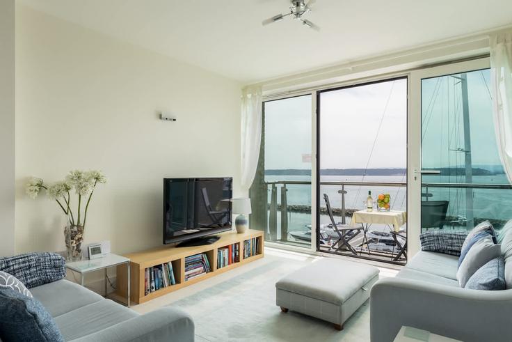Elegant gestaltetes Wohnzimmer mit moderner Einrichtung in einer Wohnung im Building Dolphin Quays - quay-holidays - 1695694 in Poole, Poole Elegant gestaltetes Wohnzimmer mit moderner Einrichtung in einer Wohnung im Building Dolphin Quays - quay-holidays - 1695694 in Poole, Poole