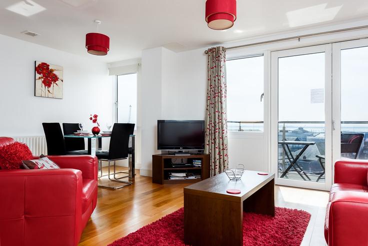 Salle de séjour élégante avec mobilier moderne dans un appartement à Building High Street - quay-holidays - 1695663 à Poole, Poole Salle de séjour élégante avec mobilier moderne dans un appartement à Building High Street - quay-holidays - 1695663 à Poole, Poole