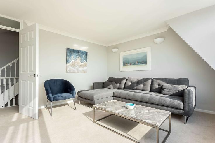 Building Perry Gardens - quay-holidays - 1695639 adresindeki bir dairede modern mobilyalarla zarif bir şekilde tasarlanmış oturma odası Poole, Poole Building Perry Gardens - quay-holidays - 1695639 adresindeki bir dairede modern mobilyalarla zarif bir şekilde tasarlanmış oturma odası Poole, Poole