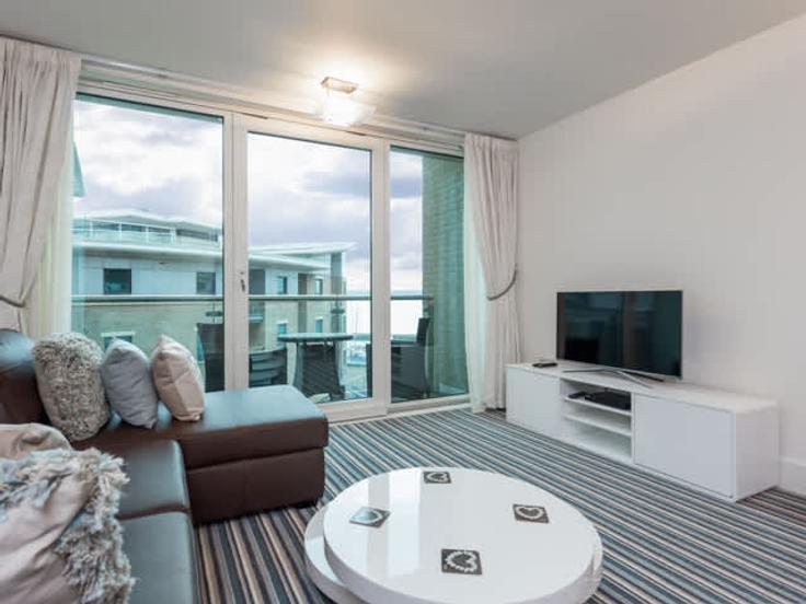 Salle de séjour élégante avec mobilier moderne dans un appartement à Building 70 Dolphin Quays - quay-holidays - 1695675 à Poole, Poole Salle de séjour élégante avec mobilier moderne dans un appartement à Building 70 Dolphin Quays - quay-holidays - 1695675 à Poole, Poole