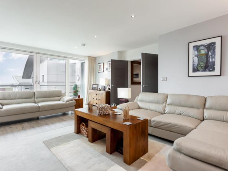 Salle de séjour élégante avec mobilier moderne dans un appartement à Building 101 Dolphin Quays - quay-holidays - 1695650 à Poole, Poole Salle de séjour élégante avec mobilier moderne dans un appartement à Building 101 Dolphin Quays - quay-holidays - 1695650 à Poole, Poole