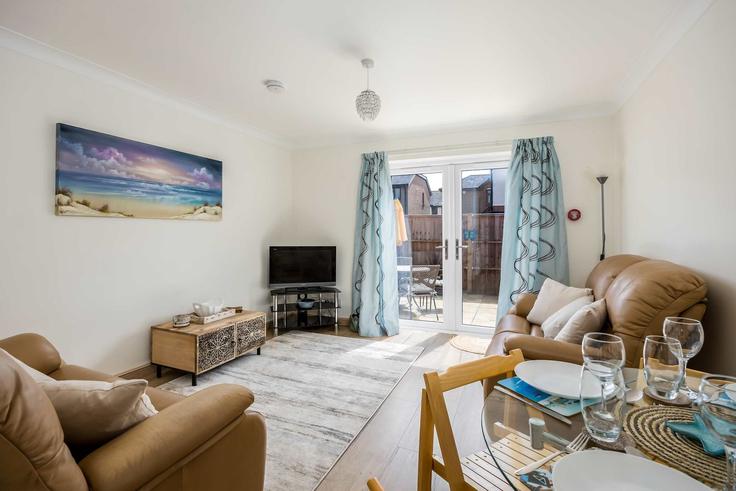 Salle de séjour élégante avec mobilier moderne dans un appartement à Building Colborne Close - quay-holidays - 1695689 à Poole, Poole