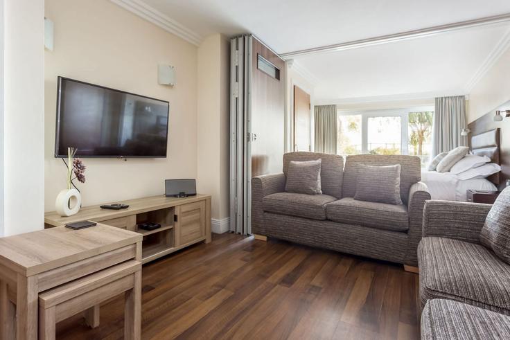 Elegant gestaltetes Wohnzimmer mit moderner Einrichtung in einer Wohnung im Building Studland Road - quay-holidays - 1695708 in Bournemouth, Bournemouth