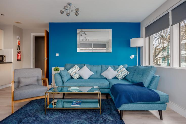 Elegant gestaltetes Wohnzimmer mit moderner Einrichtung in einer Wohnung im Building High Street - quay-holidays - 1695703 in Poole, Poole