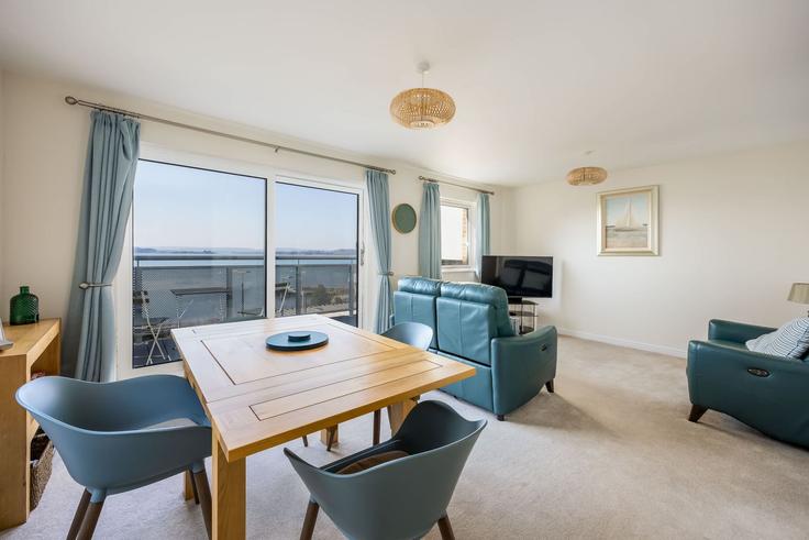 Sala de estar elegantemente projetada com móveis modernos em um apartamento no Building Stone Close - quay-holidays - 1695684 em Poole, Poole Sala de estar elegantemente projetada com móveis modernos em um apartamento no Building Stone Close - quay-holidays - 1695684 em Poole, Poole