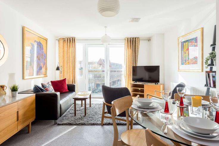 Sala de estar elegantemente projetada com móveis modernos em um apartamento no Building High Street - quay-holidays - 1695676 em Poole, Poole Sala de estar elegantemente projetada com móveis modernos em um apartamento no Building High Street - quay-holidays - 1695676 em Poole, Poole