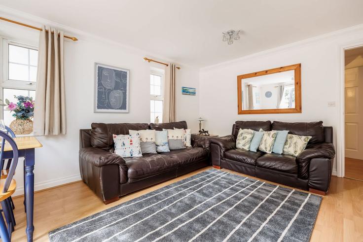 Elegant gestaltetes Wohnzimmer mit moderner Einrichtung in einer Wohnung im Building Alumdale Road - quay-holidays - 1695646 in Bournemouth, Bournemouth Elegant gestaltetes Wohnzimmer mit moderner Einrichtung in einer Wohnung im Building Alumdale Road - quay-holidays - 1695646 in Bournemouth, Bournemouth