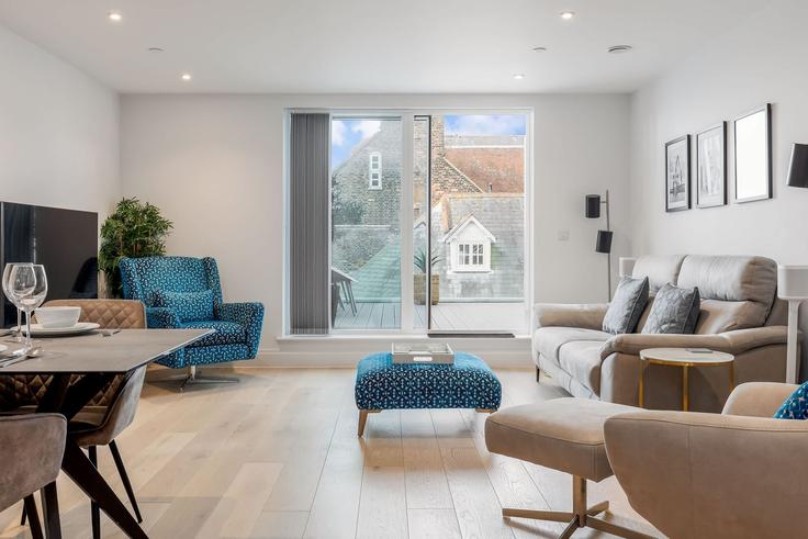 Sala de estar elegantemente projetada com móveis modernos em um apartamento no Building High Street - quay-holidays - 1695642 em Poole, Poole Sala de estar elegantemente projetada com móveis modernos em um apartamento no Building High Street - quay-holidays - 1695642 em Poole, Poole