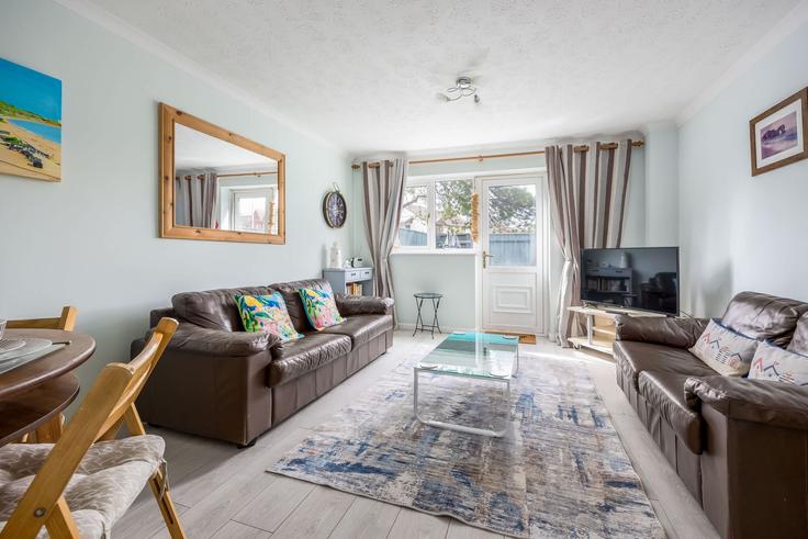 Salle de séjour élégante avec mobilier moderne dans un appartement à Building Lander Close - quay-holidays - 1695647 à Poole, Poole