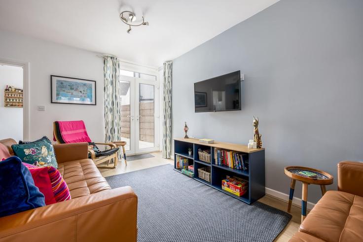 Elegante sala de estar con mobiliario moderno en un apartamento en Building Emerson Road - quay-holidays - 1695655 en Poole, Poole Elegante sala de estar con mobiliario moderno en un apartamento en Building Emerson Road - quay-holidays - 1695655 en Poole, Poole
