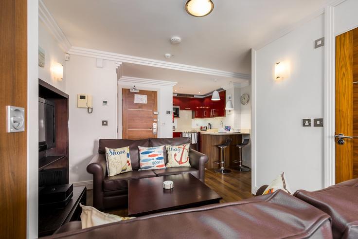 Elegant gestaltetes Wohnzimmer mit moderner Einrichtung in einer Wohnung im Building Studland Road - quay-holidays - 1695660 in Bournemouth, Bournemouth